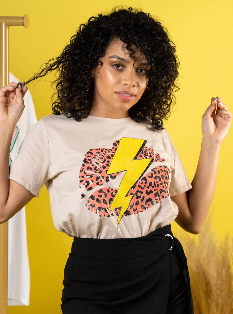 Graphic tees con diseño de boca y rayo